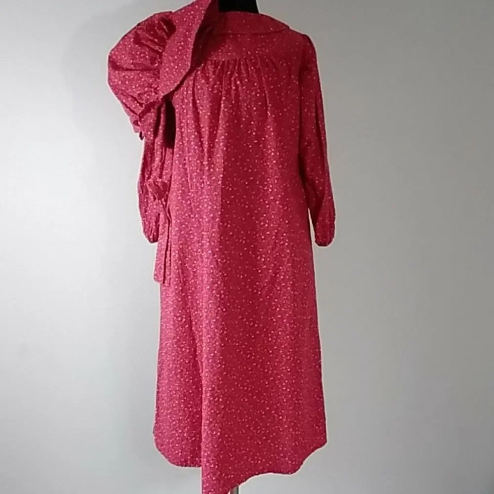 VTG , DRESS RED , WHITE Size Approximate M